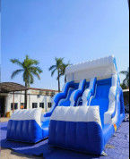 Dalgalar Su İki şişme kaydırıcı İki havuzlu beyaz ve mavi