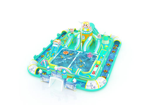 Küçük yüzen oyuncaklarla devasa çok renkli aile şişme su parkı
