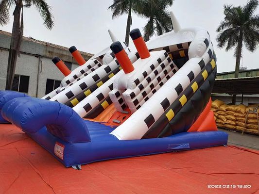 Gemi tarzı dalga durdurucu ile çift taraflı şişme kaydırıcılar