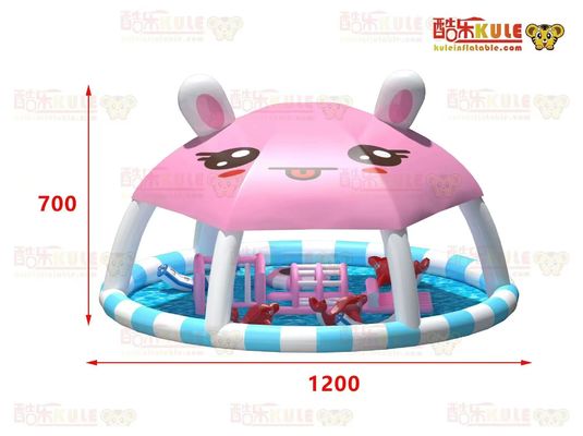Küçük yüzen oyuncaklarla özel olarak tasarlanmış çocuklar için şişme su havuzu