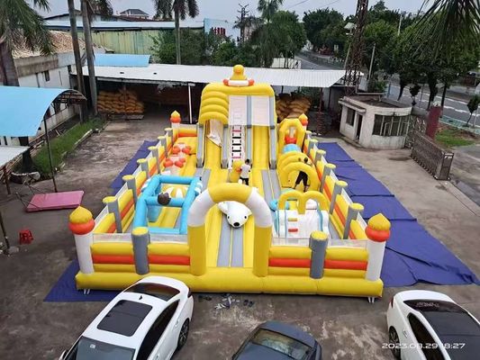 Bebek Kuning Dengan Slide Besar Dan Kastil Inflatable Melompat