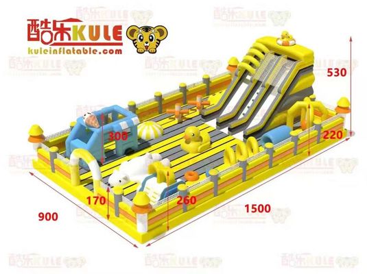 Bebek Kuning Dengan Slide Besar Dan Kastil Inflatable Melompat