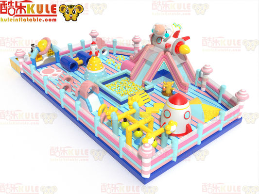 Okyanus topları ile kaya teması şişme çocukları sıçrayıcı kale