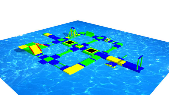 Yazın şişme su engelleri Okyanus Gölü'nde hava geçirmez park