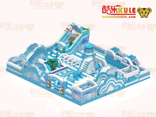 Büyük kaydırmalarla şişme kale atlama evi (Mavi ve Beyaz)