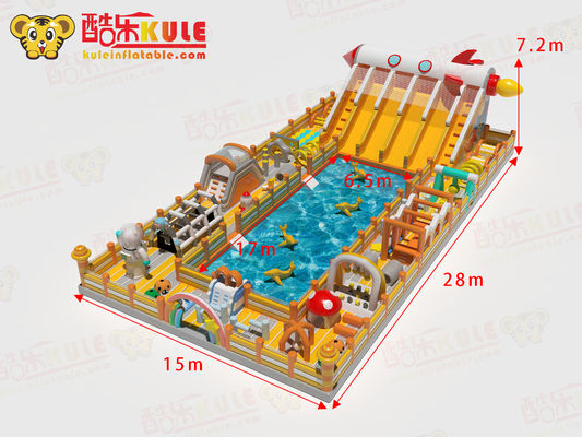 Pvc engeller havuzun etrafındaki şişme su kaleleri