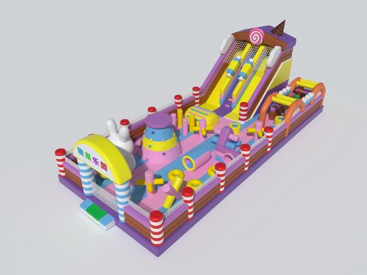 Büyük kaydırmalar ile şişme kale