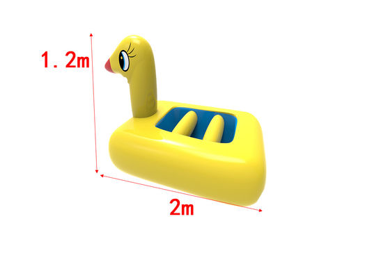 Sarı ördek şişme su göl ve okyanusta yüzen oyuncaklar