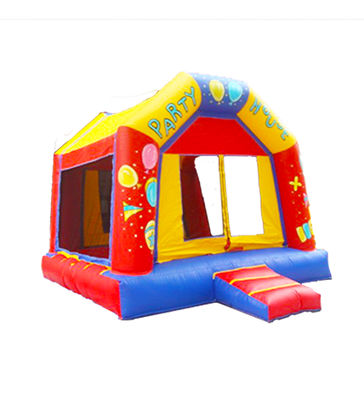 Kastil yang dapat diembun dengan pintu masuk besar dengan dua jendela transparan