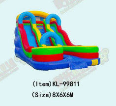 Mavi Kemerli Yapılarla Parlak Renkli Şişme Kaydırmalar