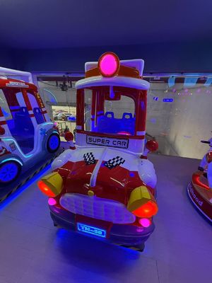 Para ile çalışan sallanan arabalar Dinamik müzik ve çocuklar için neşeli şarkılar