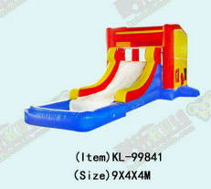 Çocuklar için canlı ve renkli şişme kaydırma