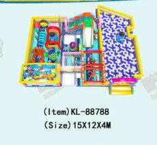 Büyük şişme engeller ve büyük top havuzu Çocuklar eğlence parkı